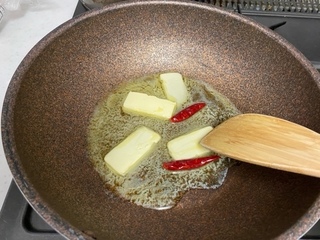 【バターチキンカレー】②鷹の爪2本を炒め.jpeg
