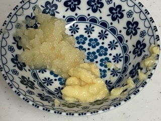 【バターチキンカレー】③大さじ1のにんにく・生姜を.jpeg