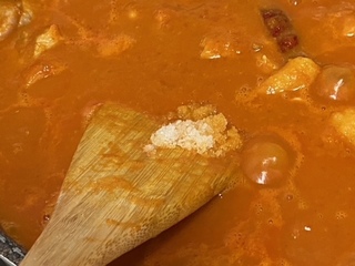 【バターチキンカレー】⑪小さじ4の塩で味を調え.jpeg