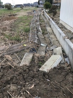 台風19号災害ボランティアat佐野市_34倒されたブロック塀.jpeg